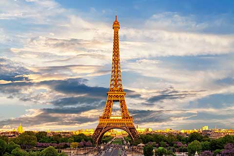 Striking photo of the Eiffel Tower